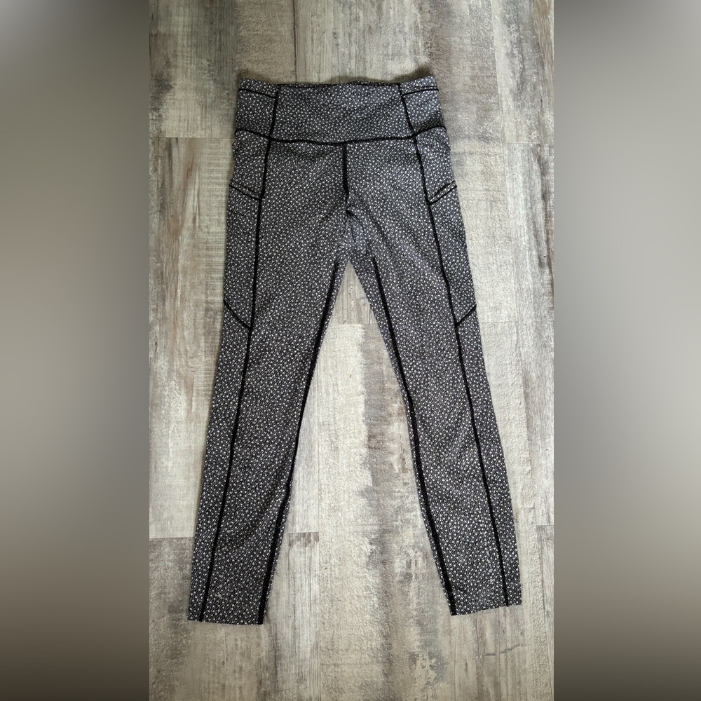Used lululemons size 6. They still have some life left in them.